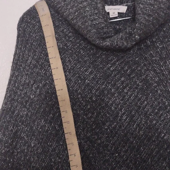 SLIGHTLY USED ONETHELAND PONCHO DARK GRAY SIZE MEDIUM 100% ACRYLIC - Picture 6 of 12